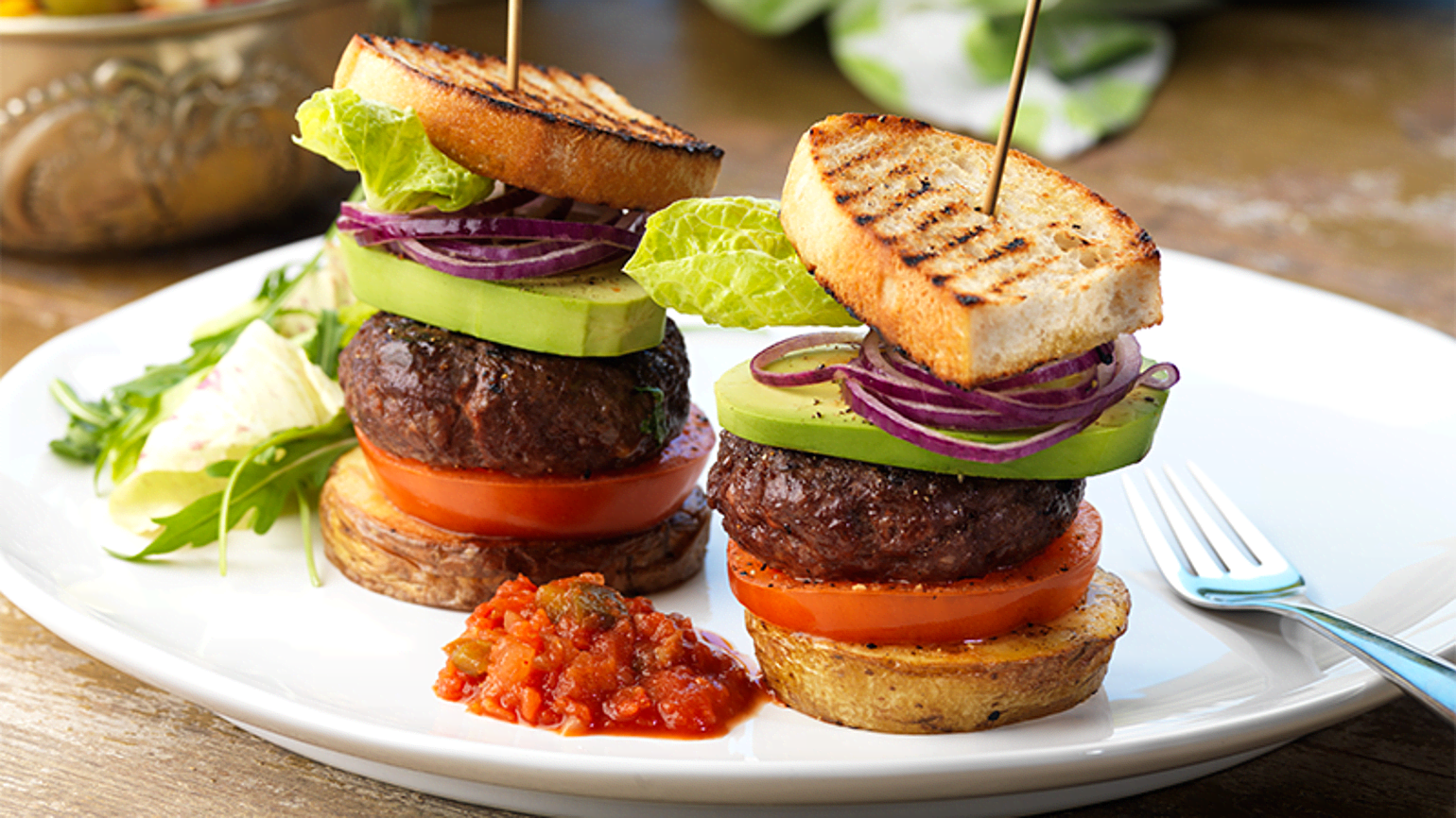 Tacoburger med avocado, tomat og ristet landbrød